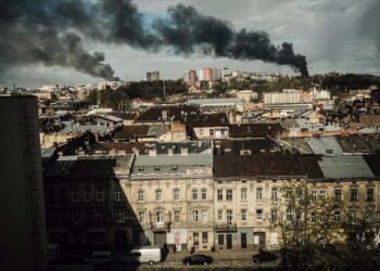 Fuerzas militares rusas destruyen un almacén con armas de EE.UU. y Europa cerca de Leópolis