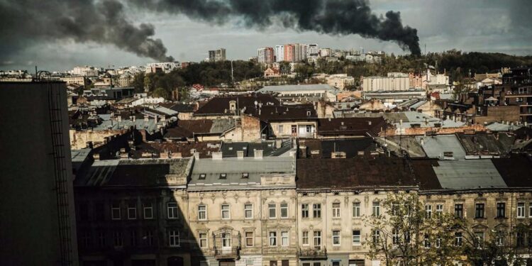 Fuerzas militares rusas destruyen un almacén con armas de EE.UU. y Europa cerca de Leópolis