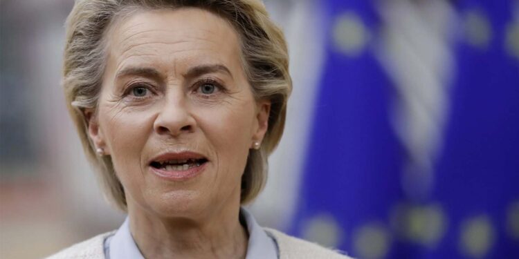 UE aprueba más sanciones contra Rusia con el embargo de carbón y prohibición para exportar armas