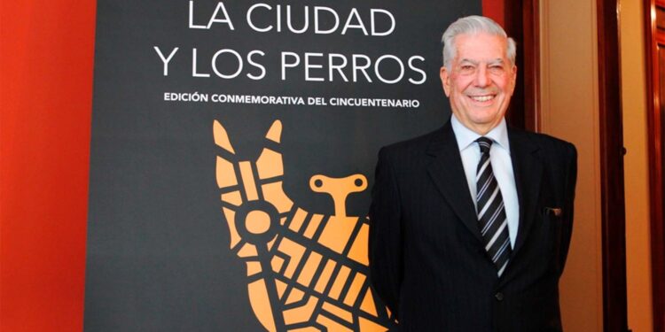 Mario Vargas Llosa es ingresado en un hospital de Madrid por Covid