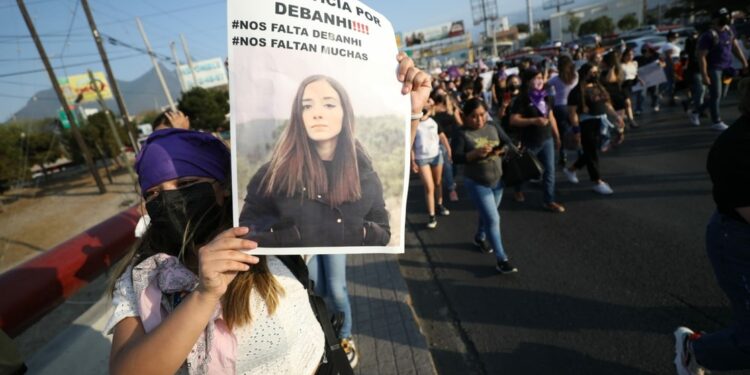 Protestan por el feminicidio de Debanhi y mujeres desaparecidas en México