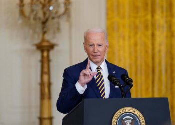 Biden firma una ley para acelerar el envío de armas a Ucrania