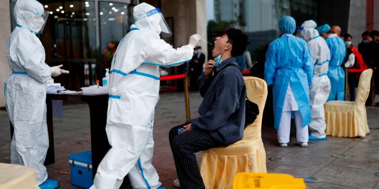 China cierra estaciones del metro para frenar contagios de Covid-19