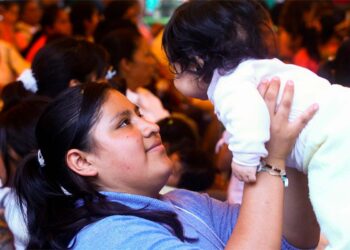 Solo 17% de las madres en México tienen educación superior, según Inegi