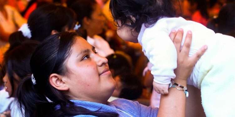 Solo 17% de las madres en México tienen educación superior, según Inegi