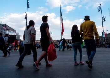 Mexicanos se financian con ahorros, cancelan seguros y evitan crédito en 2021