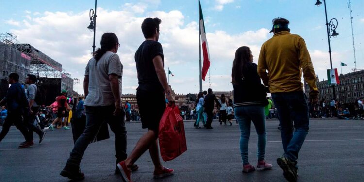 Mexicanos se financian con ahorros, cancelan seguros y evitan crédito en 2021