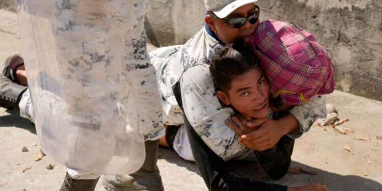 México detiene a migrantes como nunca antes
