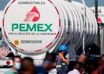 Pemex refina menos petróleo y se aleja de su meta del año