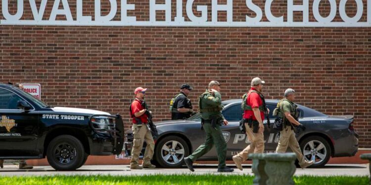 Suben a 18 los menores muertos en tiroteo en Texas; la tercera masacre más mortífera en la historia de EE.UU.