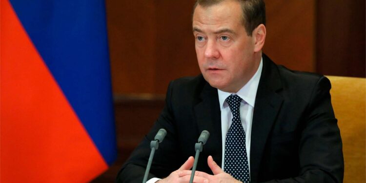 Cualquier intento de la OTAN para invadir Crimea es una declaración de guerra contra Rusia: Medvedev