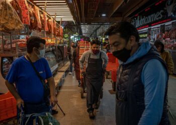 Inflación en México se desacelera levemente; Banxico evalúa alza récord