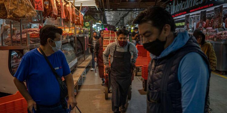 Inflación en México se desacelera levemente; Banxico evalúa alza récord