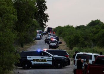 42 migrantes fueron hallados muertos dentro de la caja de un tráiler en Texas