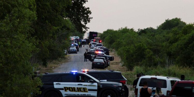 42 migrantes fueron hallados muertos dentro de la caja de un tráiler en Texas