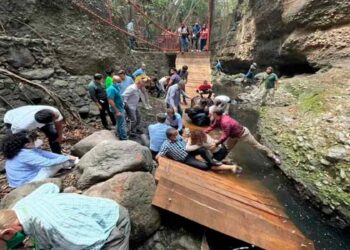 Alcalde de Cuernavaca y funcionarios cayeron de un puente colgante que colapsó