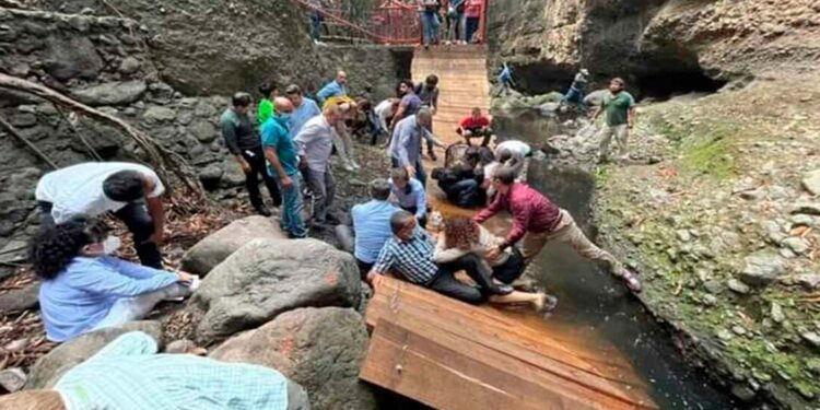 Alcalde de Cuernavaca y funcionarios cayeron de un puente colgante que colapsó