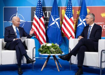 La OTAN aprueba multiplicar sus tropas en el este de Europa y considera “amenaza directa” a Rusia