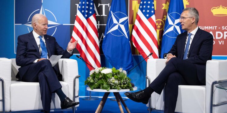 La OTAN aprueba multiplicar sus tropas en el este de Europa y considera “amenaza directa” a Rusia