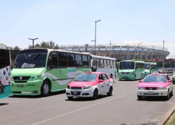 Transportistas bloquean accesos de la CDMX por aumento de tarifas