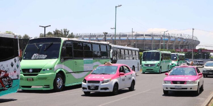 Transportistas bloquean accesos de la CDMX por aumento de tarifas