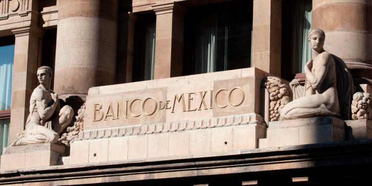 Banco de México promete actuar con “contundencia” para frenar la inflación