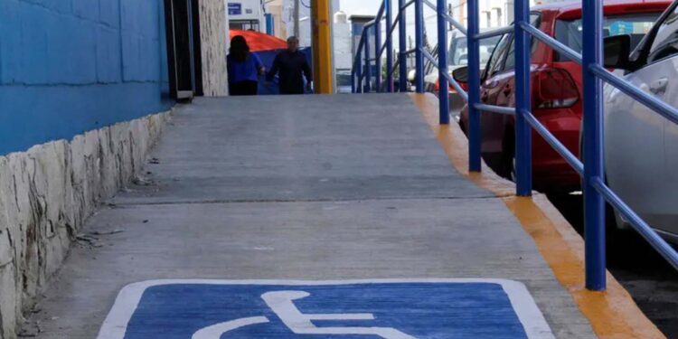 Casi 80% de las banquetas en México no tienen rampas para discapacitados: Inegi