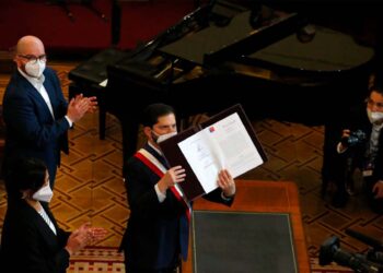 Boric recibe el borrador de la nueva propuesta de Constitución para Chile