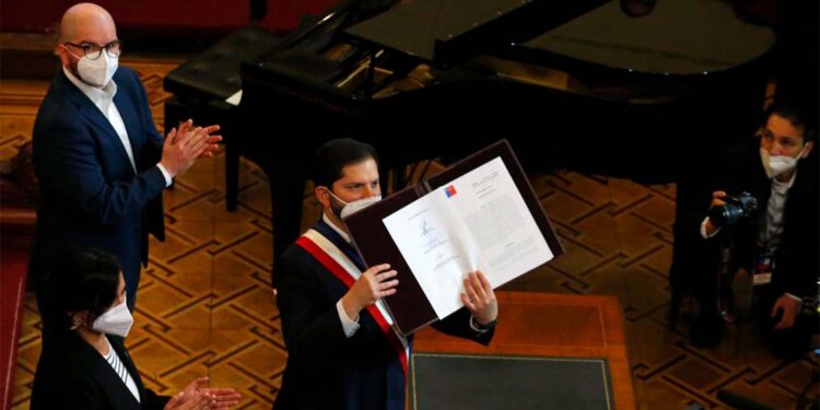 Boric recibe el borrador de la nueva propuesta de Constitución para Chile