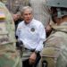 Gobernador de Texas autoriza a la Guardia Nacional detener a migrantes y regresarlos a la frontera con México