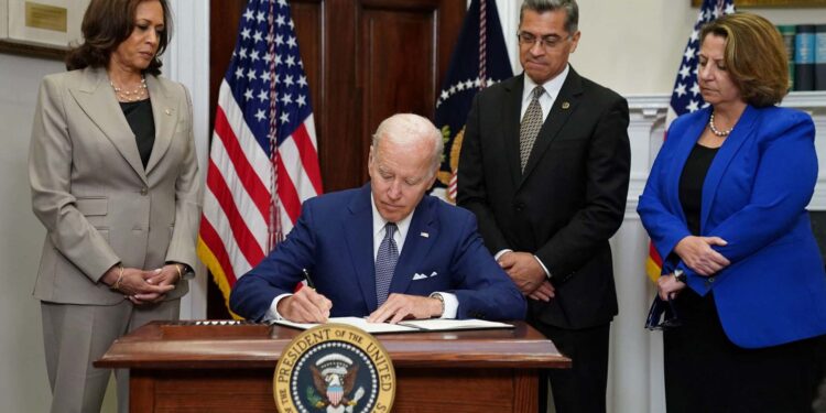 Biden firma una orden ejecutiva para proteger el aborto en EE.UU.