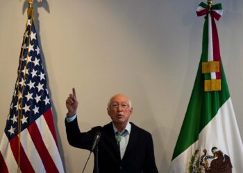 Funcionarios de EE.UU. desconfían de Ken Salazar por su cercanía con AMLO, revela NYT
