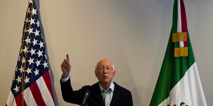 Funcionarios de EE.UU. desconfían de Ken Salazar por su cercanía con AMLO, revela NYT