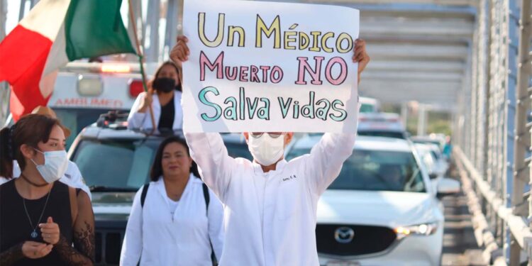 Piden garantizar seguridad y bienestar para médicos pasantes en México
