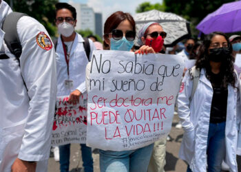 #ServicioSocialSeguro: Profesionales de la salud marcharon en CDMX tras asesinatos de médicos