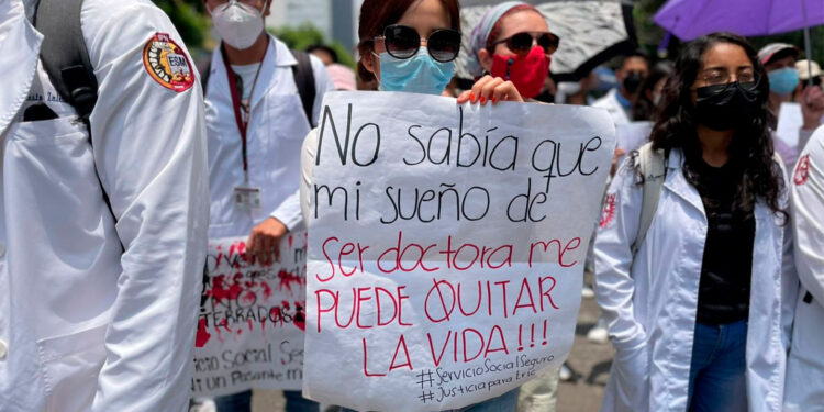 #ServicioSocialSeguro: Profesionales de la salud marcharon en CDMX tras asesinatos de médicos