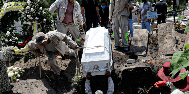 Hubo casi 100 mil muertos más por Covid-19 que las reportadas por la Secretaría de Salud: Inegi