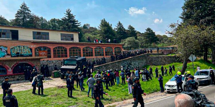 Tiroteo entre policías y criminales en la carretera México-Cuernavaca deja 14 detenidos