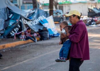 Precariedad laboral, dura realidad de migrantes varados en la frontera de México
