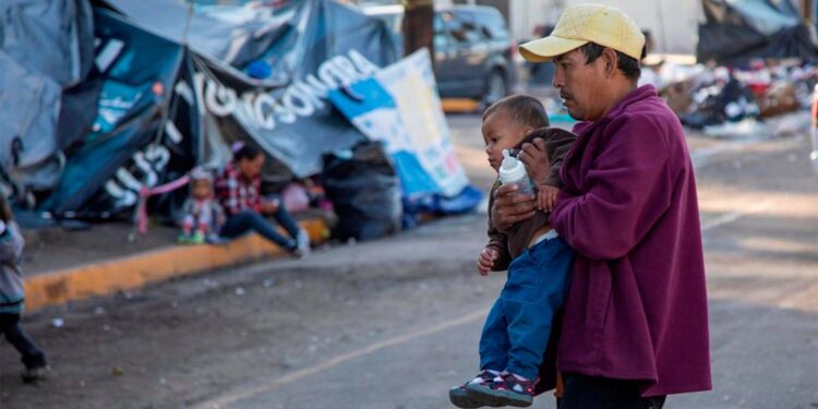 Precariedad laboral, dura realidad de migrantes varados en la frontera de México