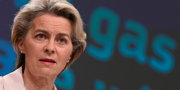 UE acuerda reducir consumo de gas ante más cortes del suministro de Rusia