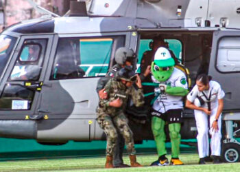 Helicóptero de la Marina traslada a “Pochi”, la mascota del equipo de beisbol de AMLO