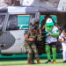 Helicóptero de la Marina traslada a “Pochi”, la mascota del equipo de beisbol de AMLO