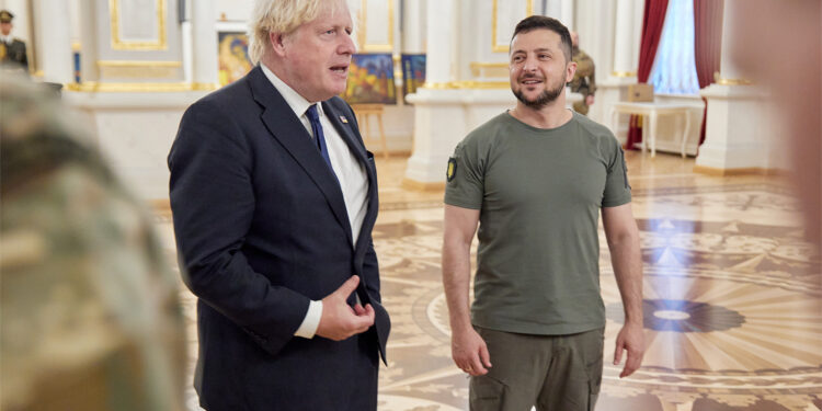 Boris Johnson realiza visita sorpresa a Ucrania y anuncia nuevo paquete de ayudas