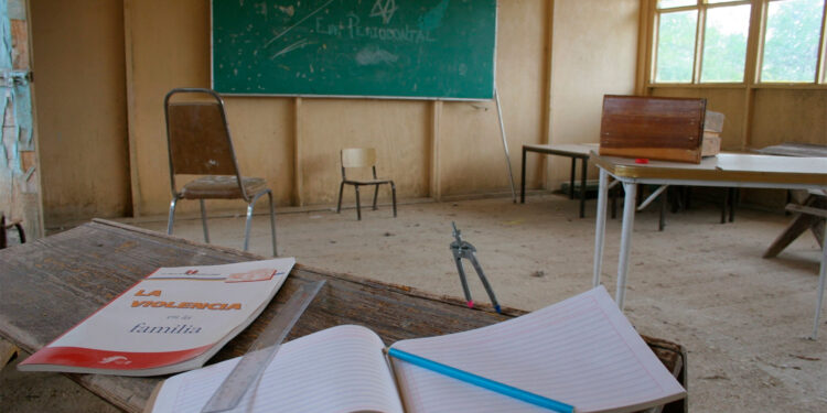 4T castiga la educación en México; recortes agravan crisis