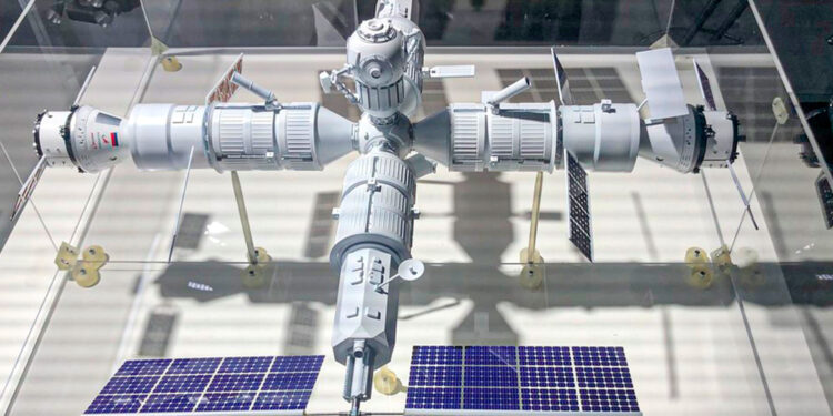 Rusia presenta modelo de su propia estación espacial