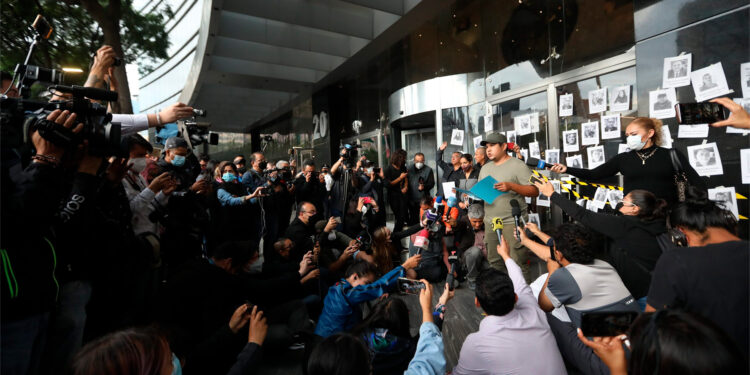 Periodistas “clausuran” la FGR por el asesinato de 40 colegas en lo que va del sexenio de AMLO