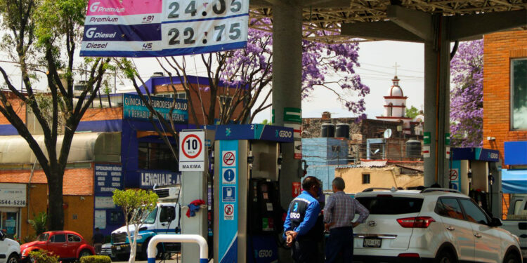 Gobierno de México reduce el subsidio fiscal de todas las gasolinas