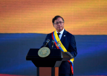 Petro suspende órdenes de captura y extradición del ELN