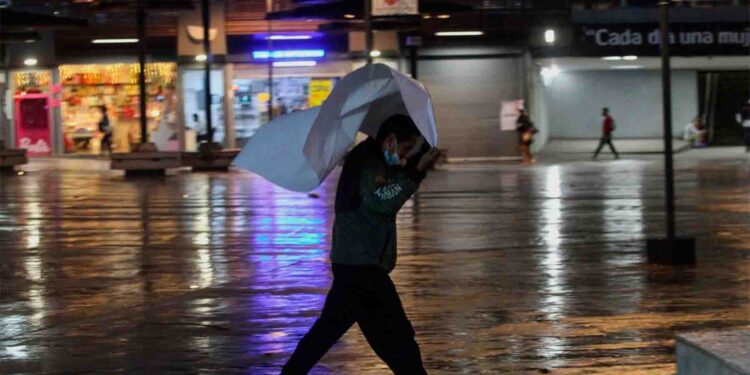 Servicio Meteorológico pronostica fuertes lluvias con descargas eléctricas en 10 estados